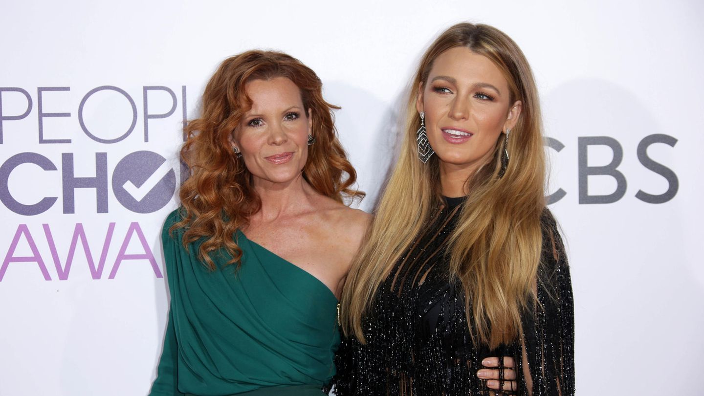 "Nur noch ein einziges Mal": Nach Bekanntwerden ihrer Klage erhält Blake Lively von verschiedenen Seiten Unterstützung. Ihre ältere Schwester Robyn veröffentlichte auf ihrem Instagram-Account einen Hinweis auf die Recherchen der "New York Times". Sie zeigten, wer hinter der "ruchlosen Verleumdungskampagne" stecke, die "darauf abzielte, meine Schwester zu Fall zu bringen", schreibt die 52-Jährige. In dem Artikel werde deutlich, "was sie während der Dreharbeiten zu 'It Ends With Us' tatsächlich ertragen musste". Robyn Lively kritisiert, dass durch Berichte in den sozialen Medien vorschnell über Personen geurteilt werde. "Aber ich kenne meine Schwester. Sie ist einer der nettesten, ehrlichsten und liebevollsten Menschen, die ich kenne. Blake ist kein Bösewicht." Nach Bekanntwerden ihrer Klage erhält Blake Lively von verschiedenen Seiten Unterstützung. Ihre ältere Schwester Robyn veröffentlichte auf ihrem Instagram-Account einen Hinweis auf die Recherchen der "New York Times". Sie zeigten, wer hinter der "ruchlosen Verleumdungskampagne" stecke, die "darauf abzielte, meine Schwester zu Fall zu bringen", schreibt die 52-Jährige. In dem Artikel werde deutlich, "was sie während der Dreharbeiten zu 'It Ends With Us' tatsächlich ertragen musste". Robyn Lively kritisiert, dass durch Berichte in den sozialen Medien vorschnell über Personen geurteilt werde. "Aber ich kenne meine Schwester. Sie ist einer der nettesten, ehrlichsten und liebevollsten Menschen, die ich kenne. Blake ist kein Bösewicht."