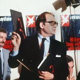 Gerd Heidemann mit einer Kladde der gefälschten Hitler-Tagebücher