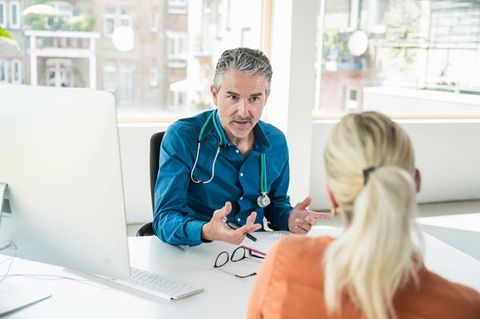 Arzt und Patientin im Gespräch