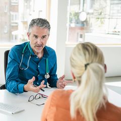 Arzt und Patientin im Gespräch