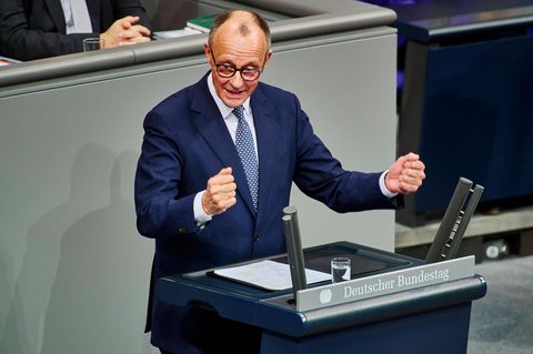 Friedrich Merz am Rednerpult des Bundestages.