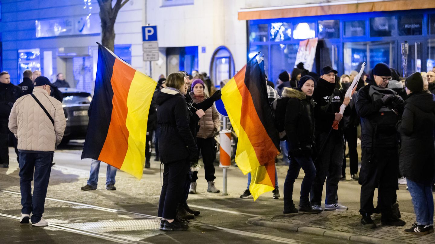 Nach dem Anschlag auf den Weihnachtsmarkt in Magdeburg ziehen Rechte durch die Stadt.