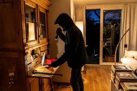 Ein Einbruch in eine Wohnung (Symbolbild)