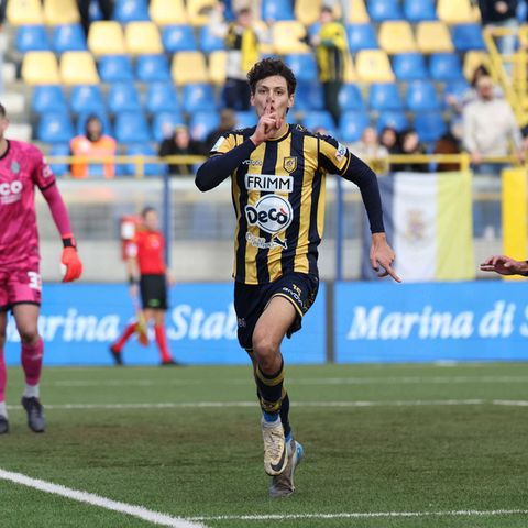 Romano Floriani Mussolini jubelt nach seinem Tor für den italienischen Zweitligisten Juve Stabia