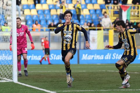 Romano Floriani Mussolini jubelt nach seinem Tor für den italienischen Zweitligisten Juve Stabia