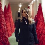 Melania Trump im Weißen Haus zwischen roten Tannenbäumen