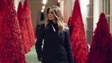 Melania Trump im Weißen Haus zwischen roten Tannenbäumen