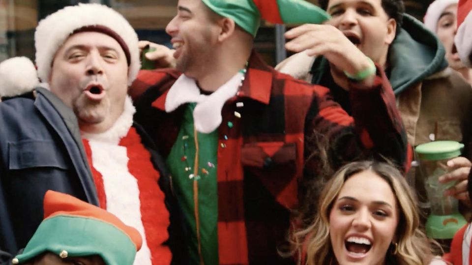 Aufreizende Weihnachtsoutfits, exzessive Partys oder Schneefall bei 28 Grad: Im Video sehen Sie, wie Menschen an unterschiedlichen Metropolen der Welt Weihnachten feiern.