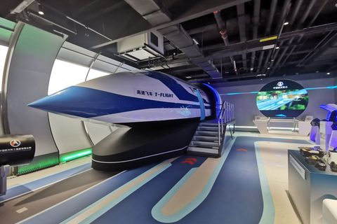 Lebensgroßes Modell des Zukunftszuges aus China