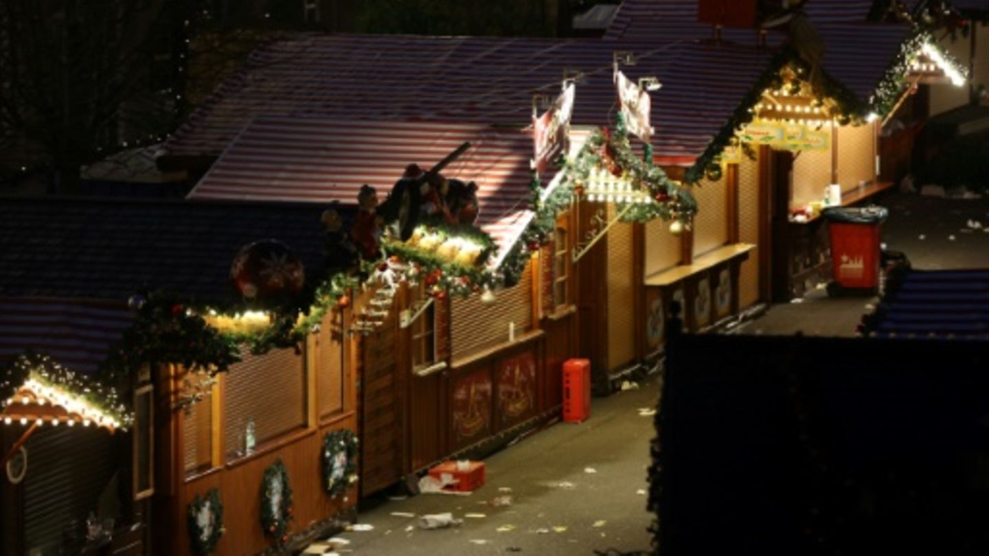 Leere Stände des geschlossenen Weihnachtsmarktes in Magdeburg