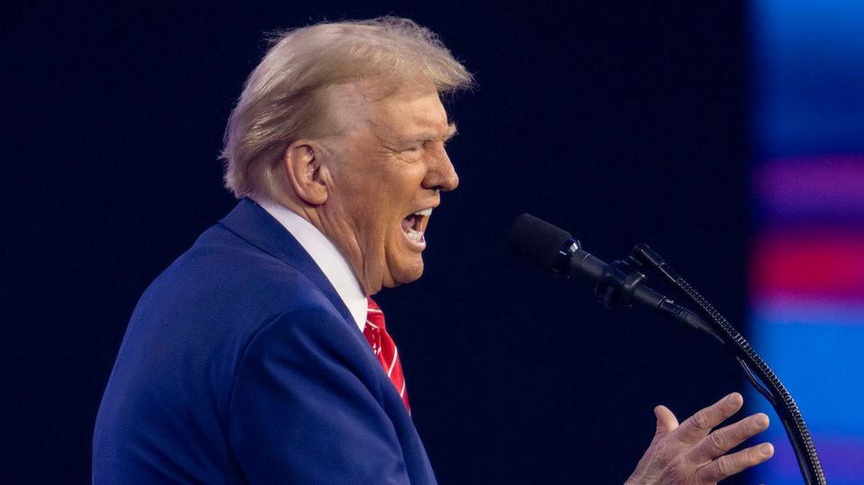 "Trans-Wahnsinn stoppen" und "Woke aufhalten" – Trump kündigt seine Agenda an Vier Wochen vor Donald Trumps erneuten Amtseintritt als Präsident der Vereinigten Staaten von Amerika, kündigt dieser eine reaktionäre Agenda an und hetzt gegen Transmenschen.