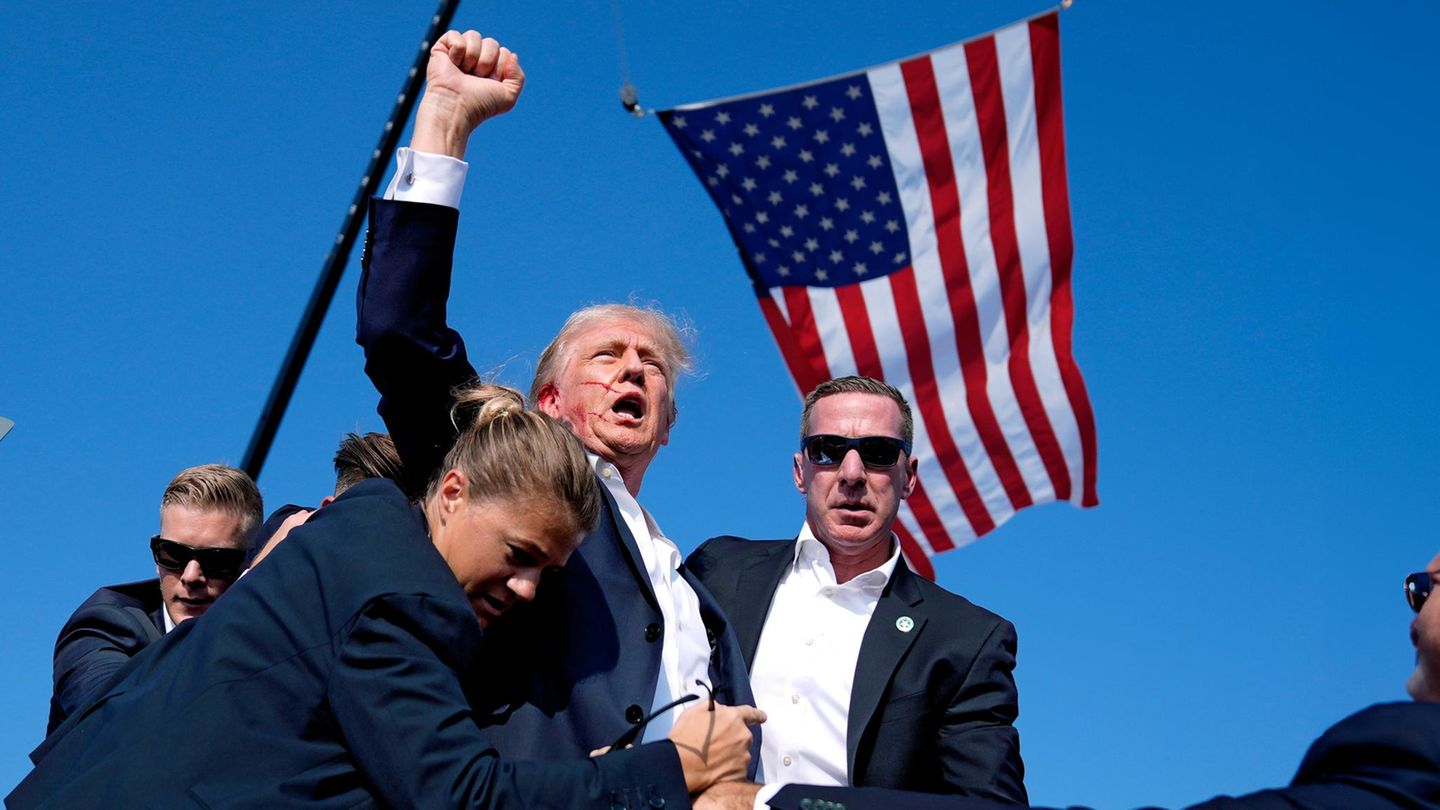 Donald Trump wird angeschossen und reckt die Faust in die Luft
