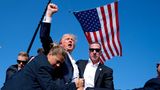 Donald Trump wird angeschossen und reckt die Faust in die Luft