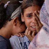 Ein junges Mädchen in Gaza weint