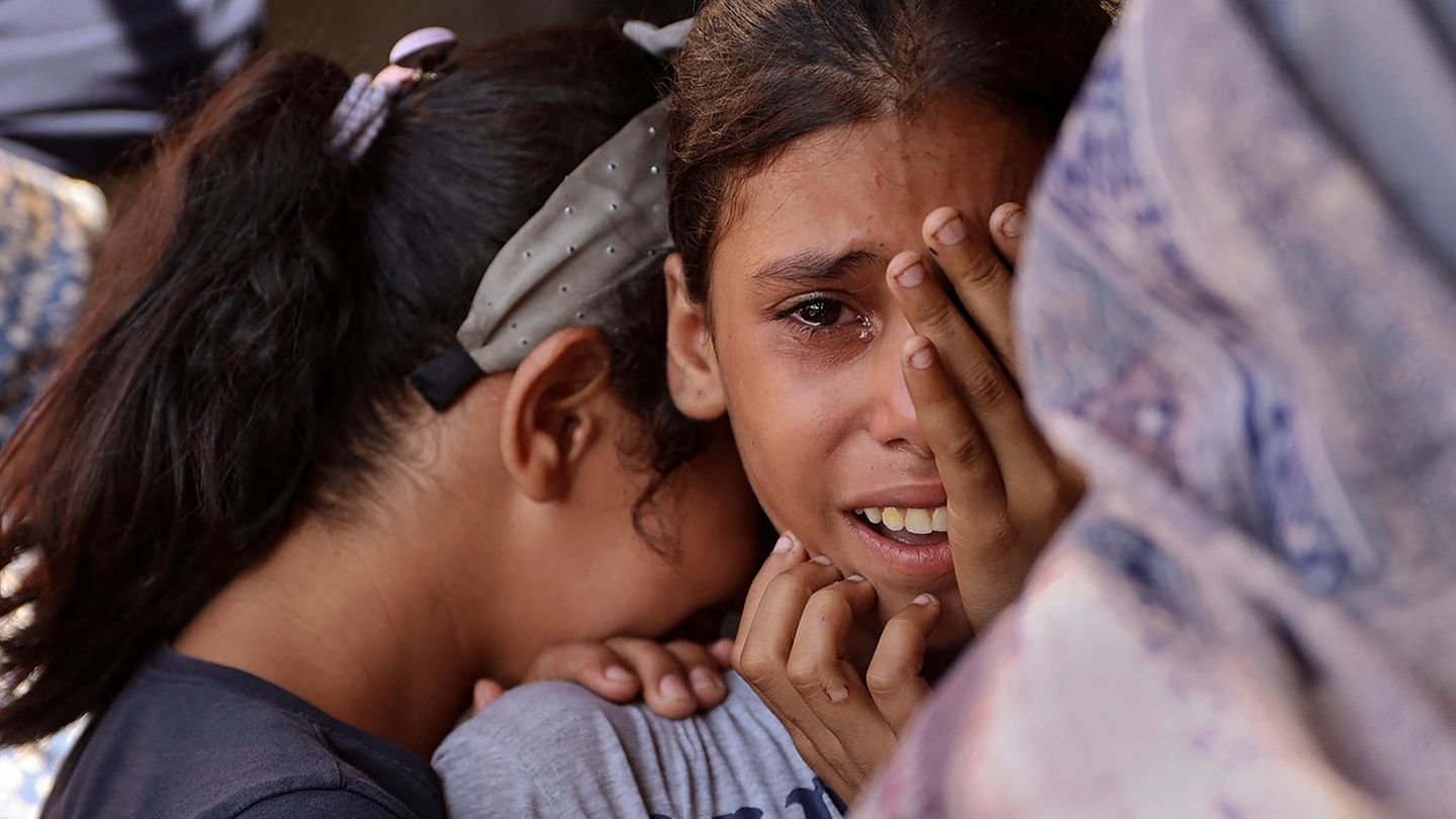 Ein junges Mädchen in Gaza weint Ein junges Mädchen in Gaza weint