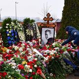 Alexej Nawanlys Grab voller Blumen