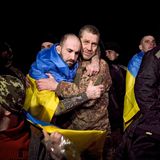 Ukrainer umarmen sich