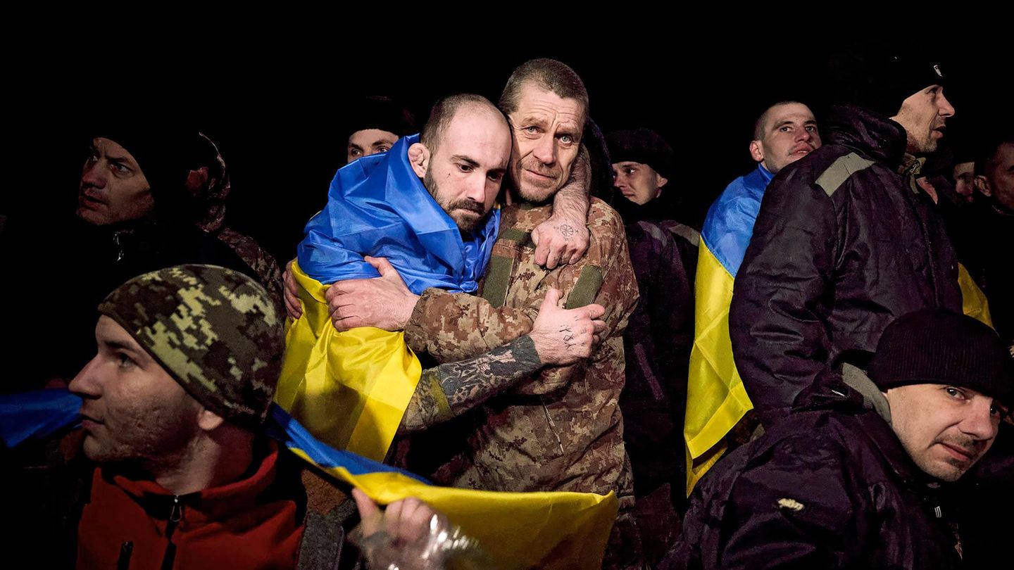 Ukrainer umarmen sich Ukrainer umarmen sich