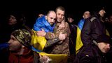 Ukrainer umarmen sich