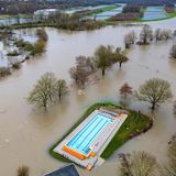 Kleines Freibad inmitten von Überschwemmungen