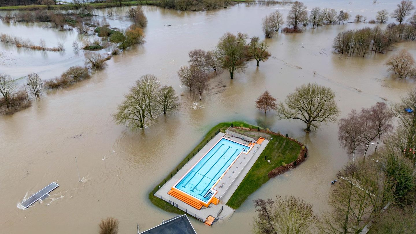 Kleines Freibad inmitten von Überschwemmungen Kleines Freibad inmitten von Überschwemmungen