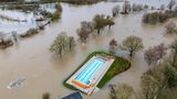 Kleines Freibad inmitten von Überschwemmungen