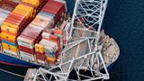 Containerschiff rammt in Brückenpfeiler