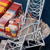 Containerschiff rammt in Brückenpfeiler