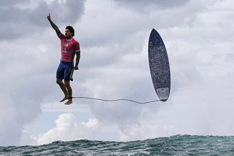 Surfer schwebt in der Luft
