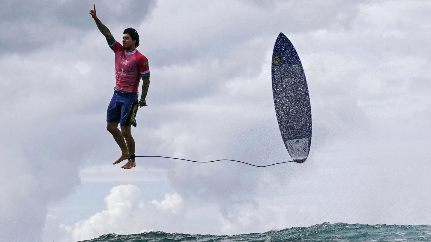 Surfer schwebt in der Luft Surfer schwebt in der Luft