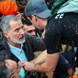 König Felipe mit Schlamm bespritzt