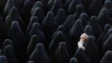 Lauter schwarz eingehüllte Frauen im Iran, nur ein Kind