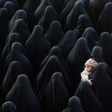 Lauter schwarz eingehüllte Frauen im Iran, nur ein Kind