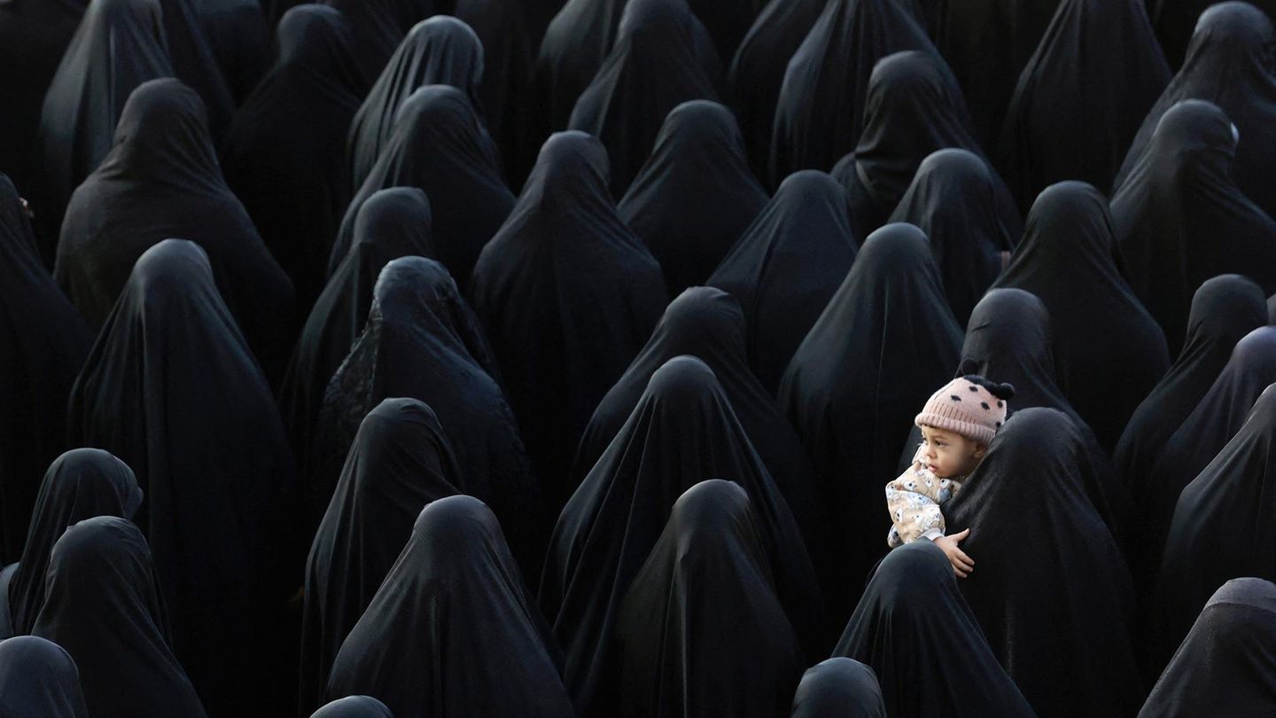 Lauter schwarz eingehüllte Frauen im Iran, nur ein Kind Lauter schwarz eingehüllte Frauen im Iran, nur ein Kind