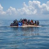 Gekentertes Boot mit Geflüchteten