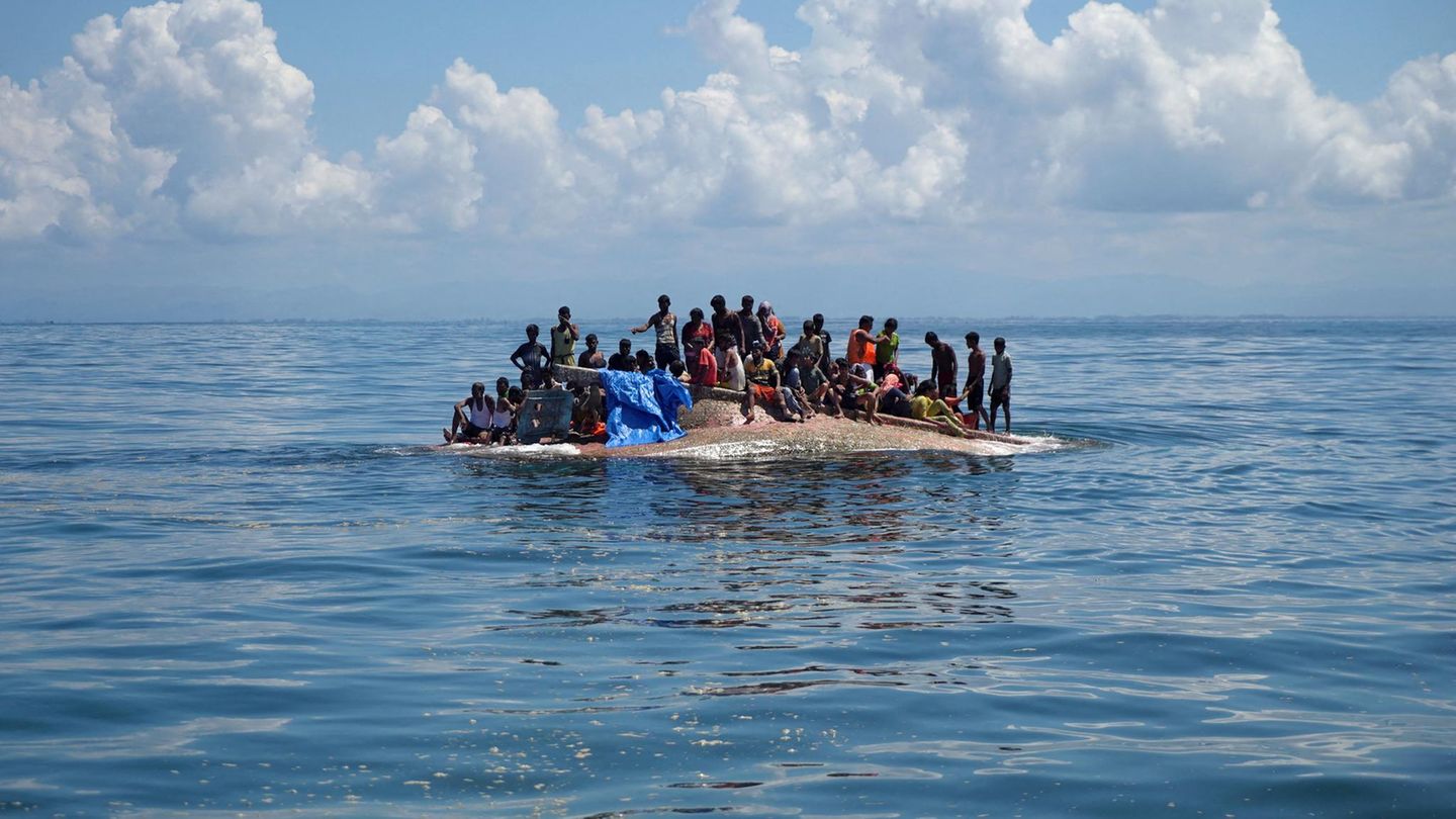 Gekentertes Boot mit Geflüchteten Gekentertes Boot mit Geflüchteten