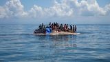 Gekentertes Boot mit Geflüchteten