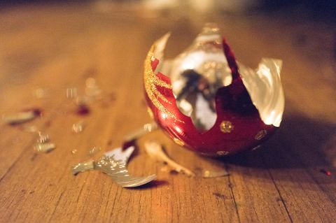 Eine zerbrochene Weihnachtskugel liegt am Boden