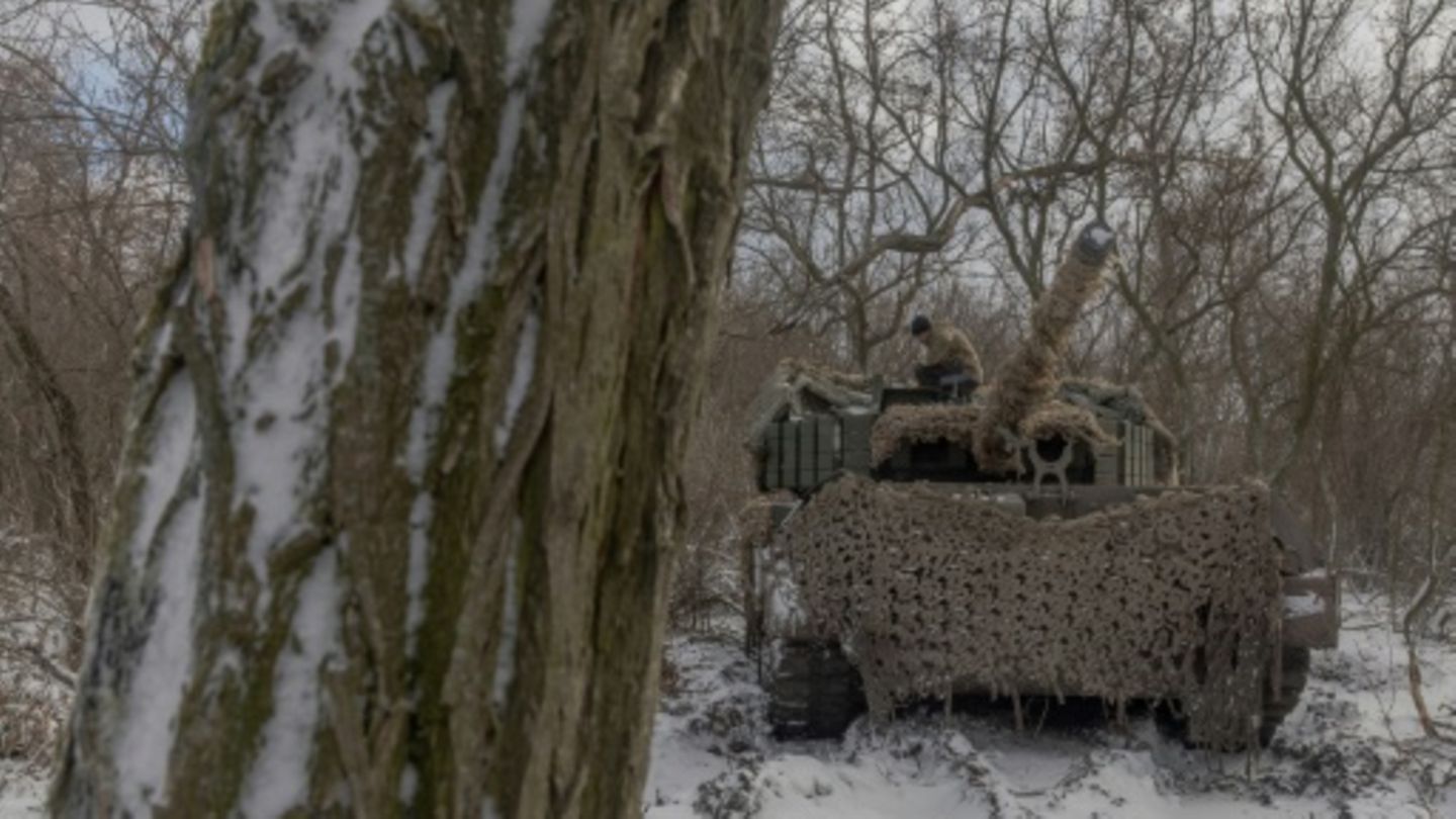 Ukrainischer Panzer im Einsatz nahe Pokrowsk