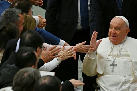 Papst Franziskus mit Angestellten des Vatikan