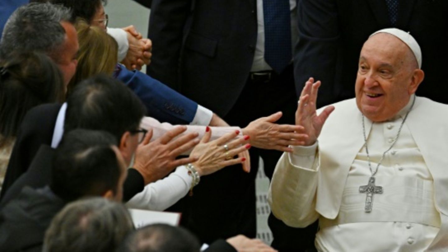 Papst Franziskus mit Angestellten des Vatikan