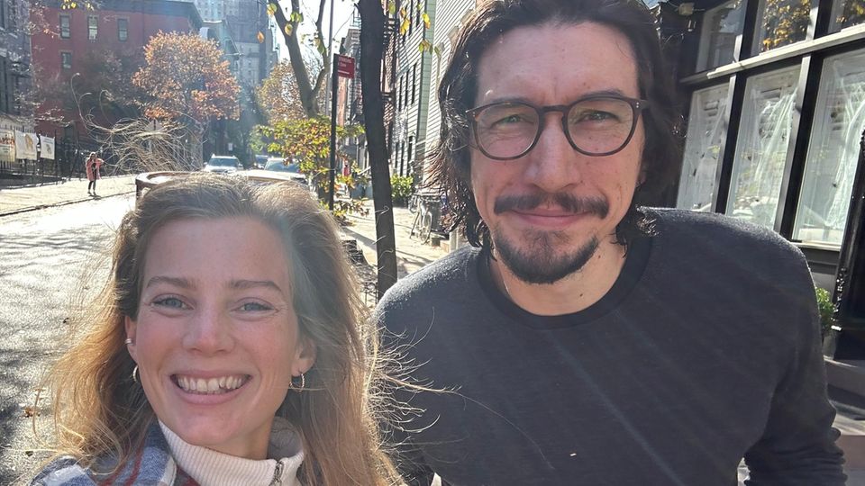 Eine strahlende Reporterin und Schauspielstar Adam Driver (r.)