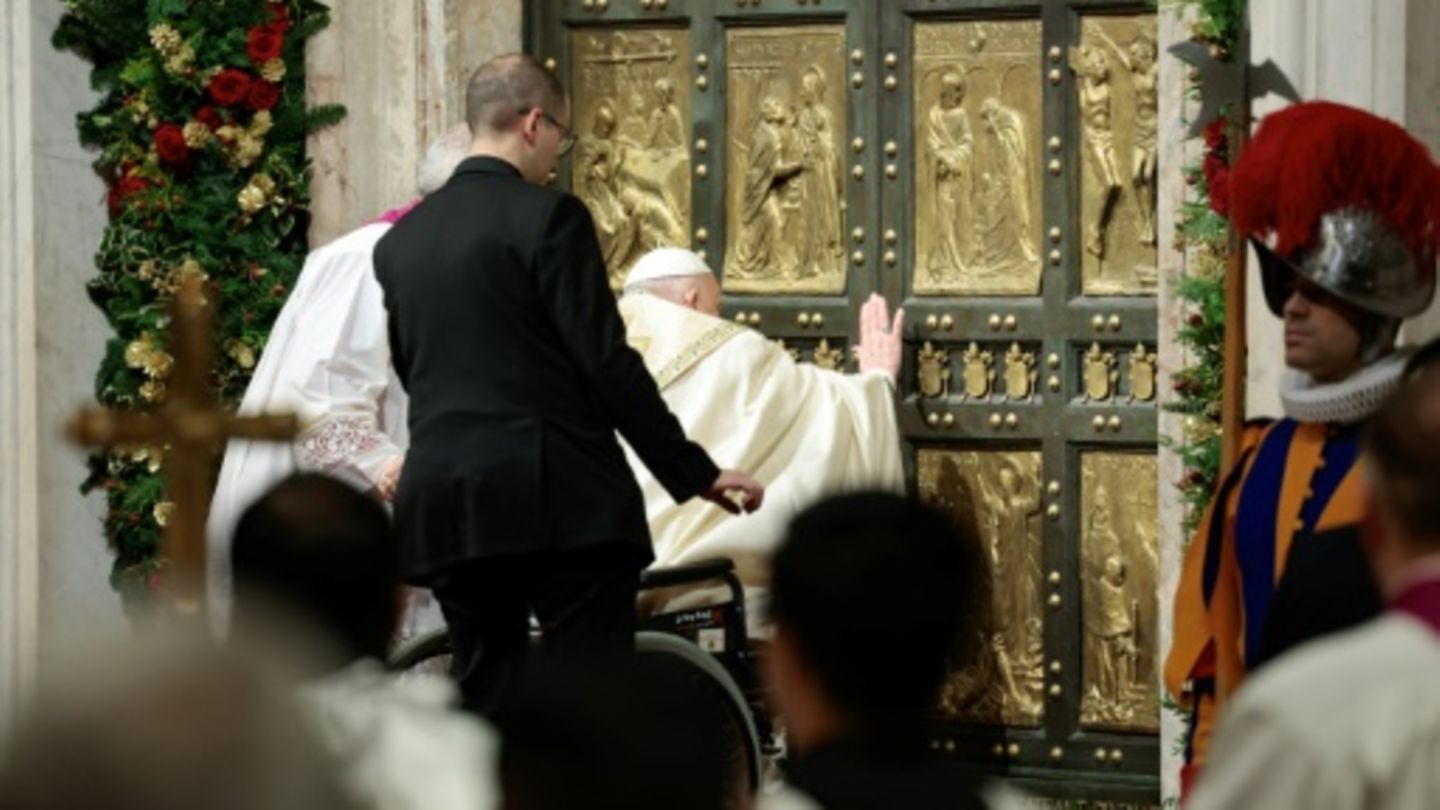 Papst Franziskus klopft an Heilige Pforte
