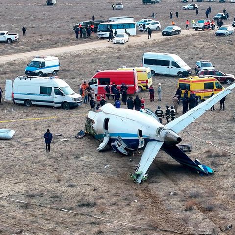 Flugzeugabsturz in Kasachstan: Aufnahmen zeigen das Wrack der Embraer 190