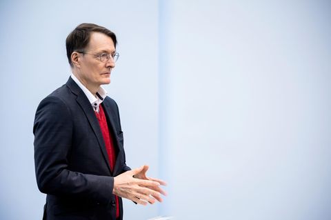 Dubai Schokolade probiert und für nicht gut befunden: Gesundheitsminister Karl Lauterbach