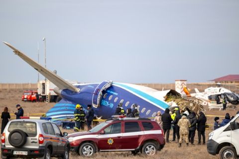 Abgestürztes Flugzeug nahe Aktau in Kasachstan