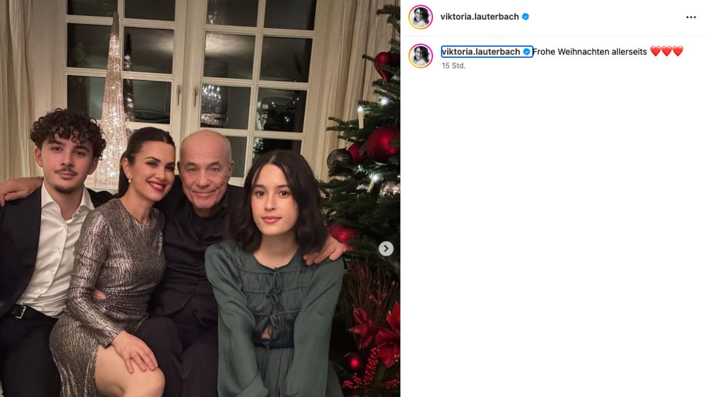 Heiner und Viktoria Lauterbach posten bei Instagram dieses besinnliche Familienfoto zum Weihnachtsfest mit den beiden Kindern Vito, 17 Jahre alt (links) und Maya, 22 Jahre alt (rechts) 