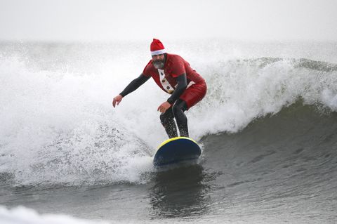 Santa-Surfen oder Schneesturm: So wird Weihnachten weltweit gefeiert (Video)