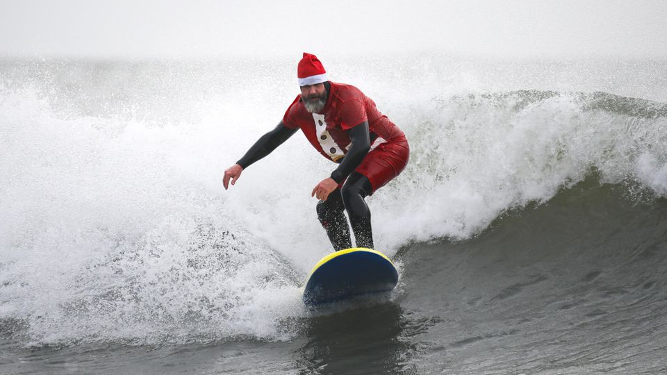 Santa-Surfen oder Schneesturm: So wird Weihnachten weltweit gefeiert (Video)