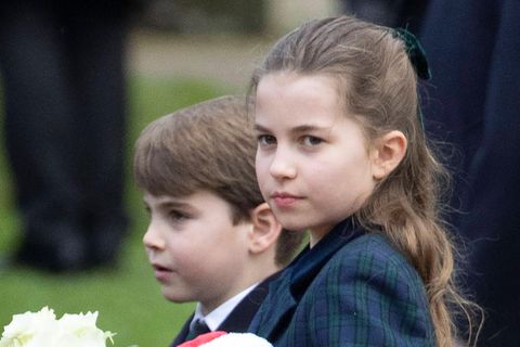 Prinzessin Charlotte schaut ernst neben ihrem kleinen Bruder